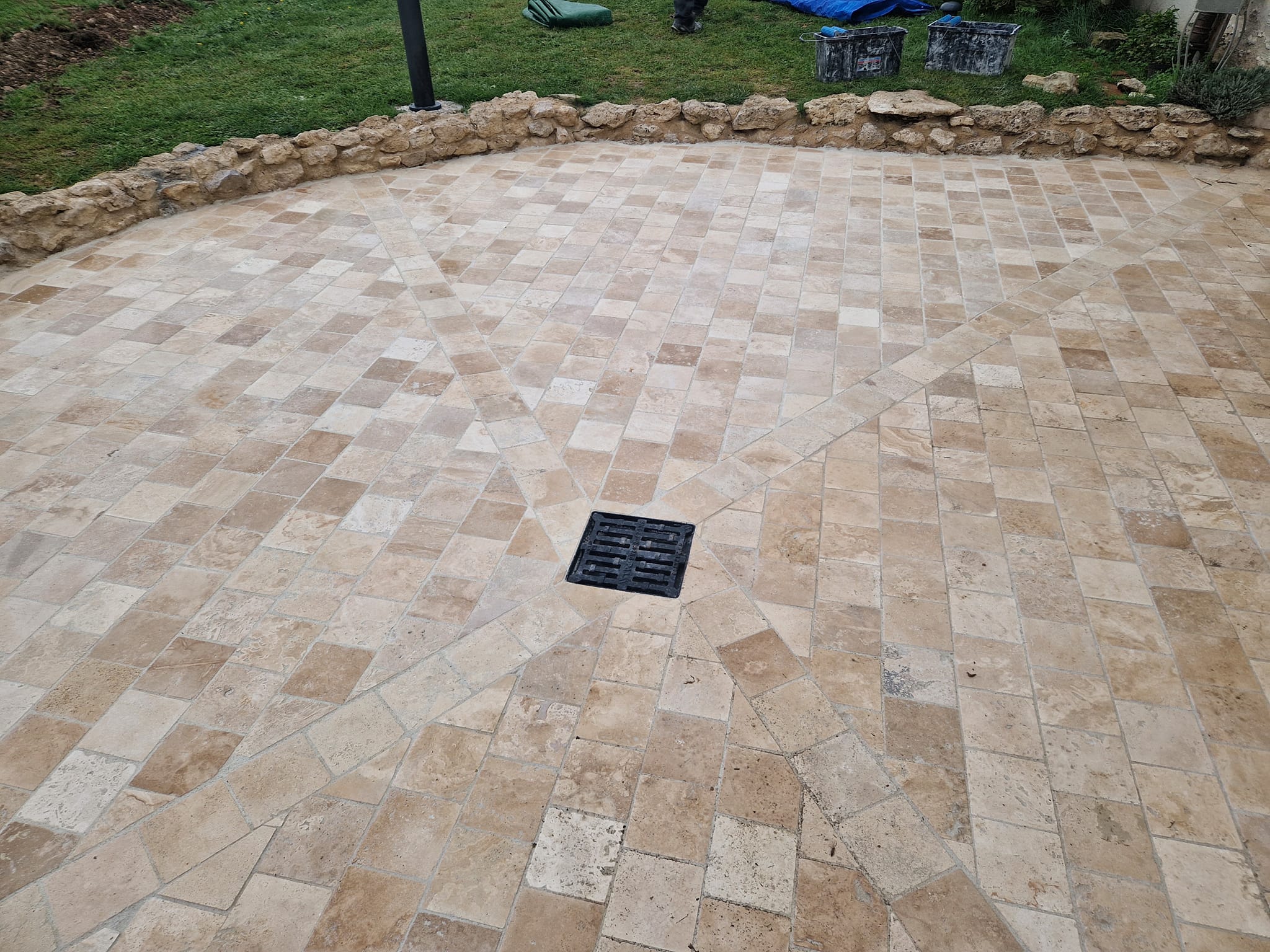Terrasse en pavés avec drain au centre