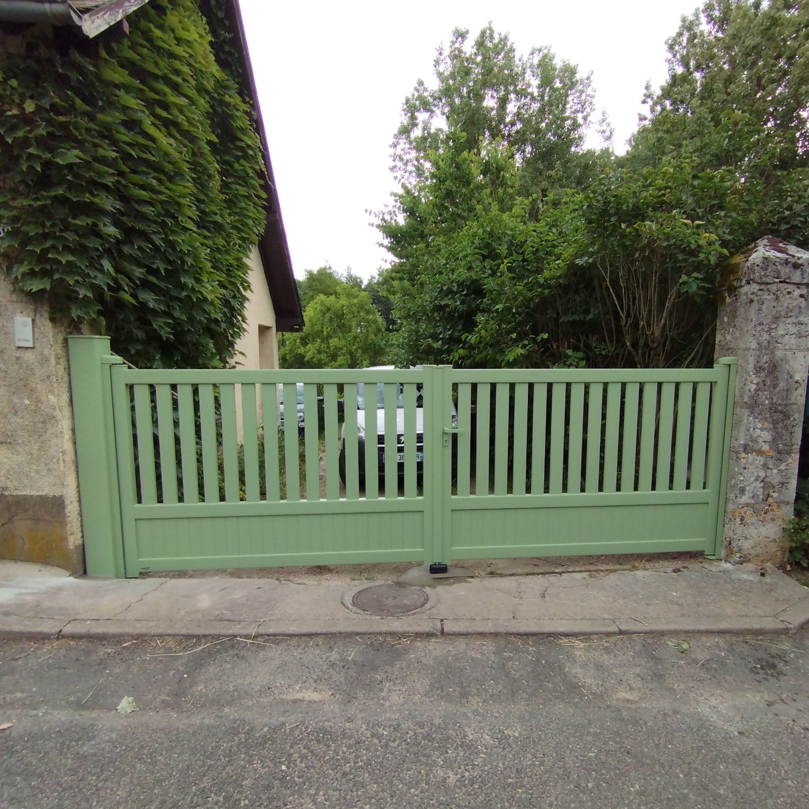 Portail battant barreaudé vert