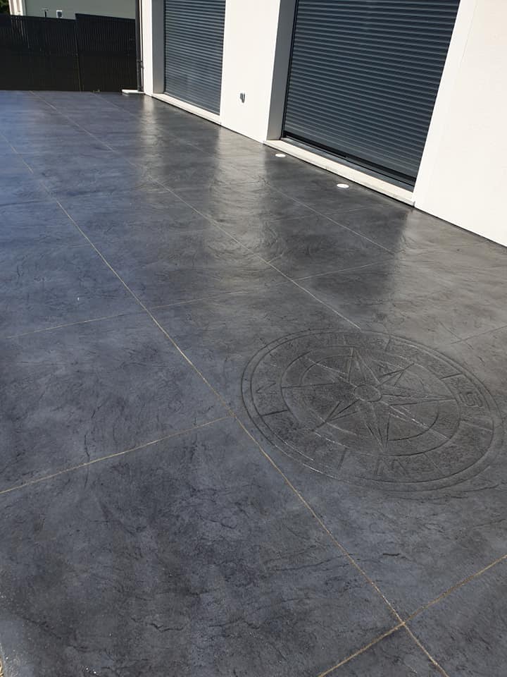 Terrasse carrelée avec motif rose des vents