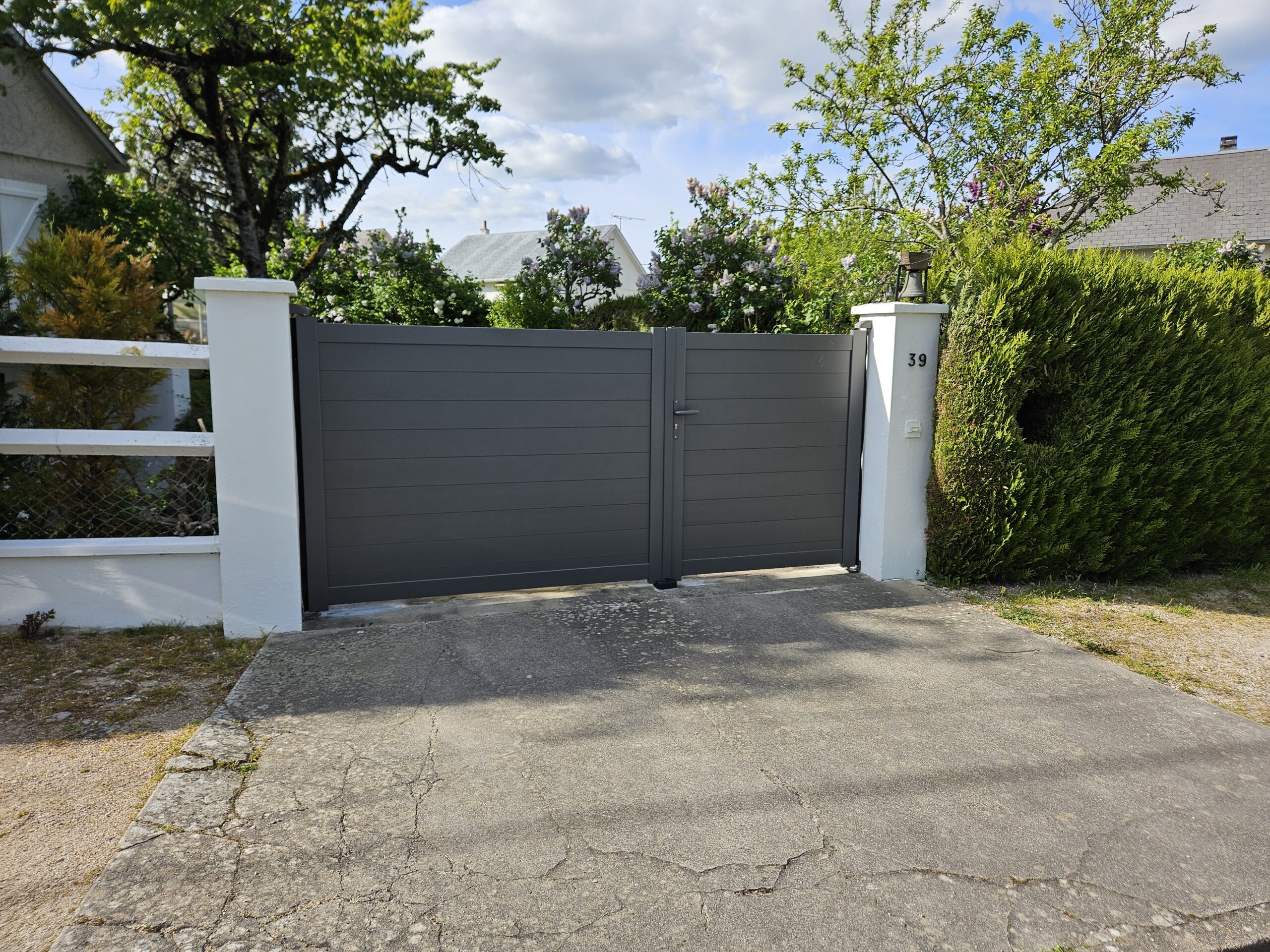 Portail battant en aluminium