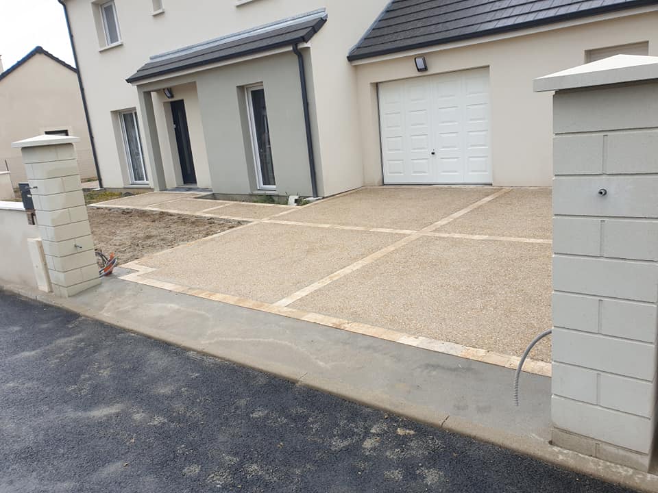 Allée carrossable en béton désactivé avec pavés