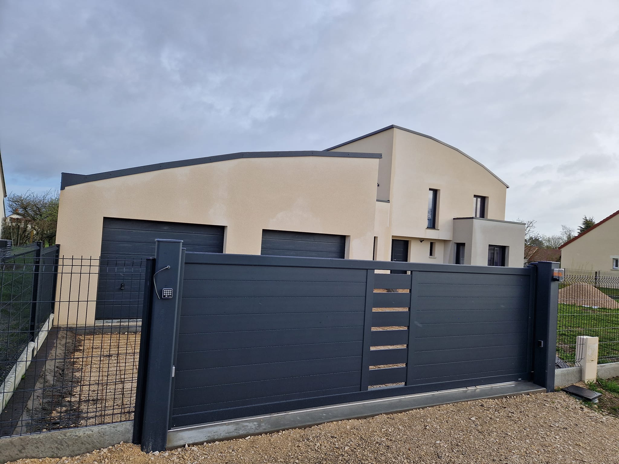 Portail coulissant en aluminium avec digicode