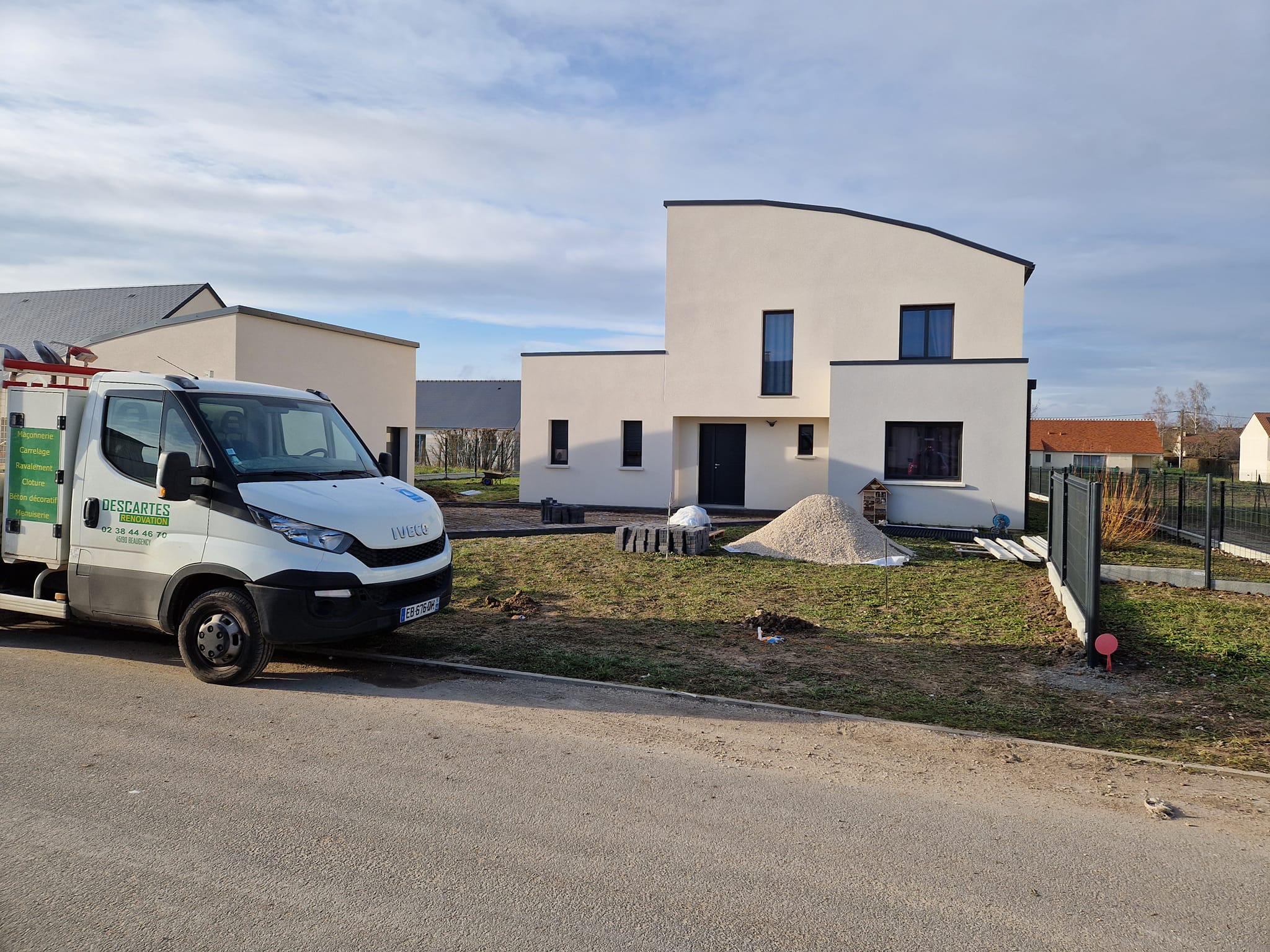 Chantier de création d'une allée carrossable pour une maison neuve