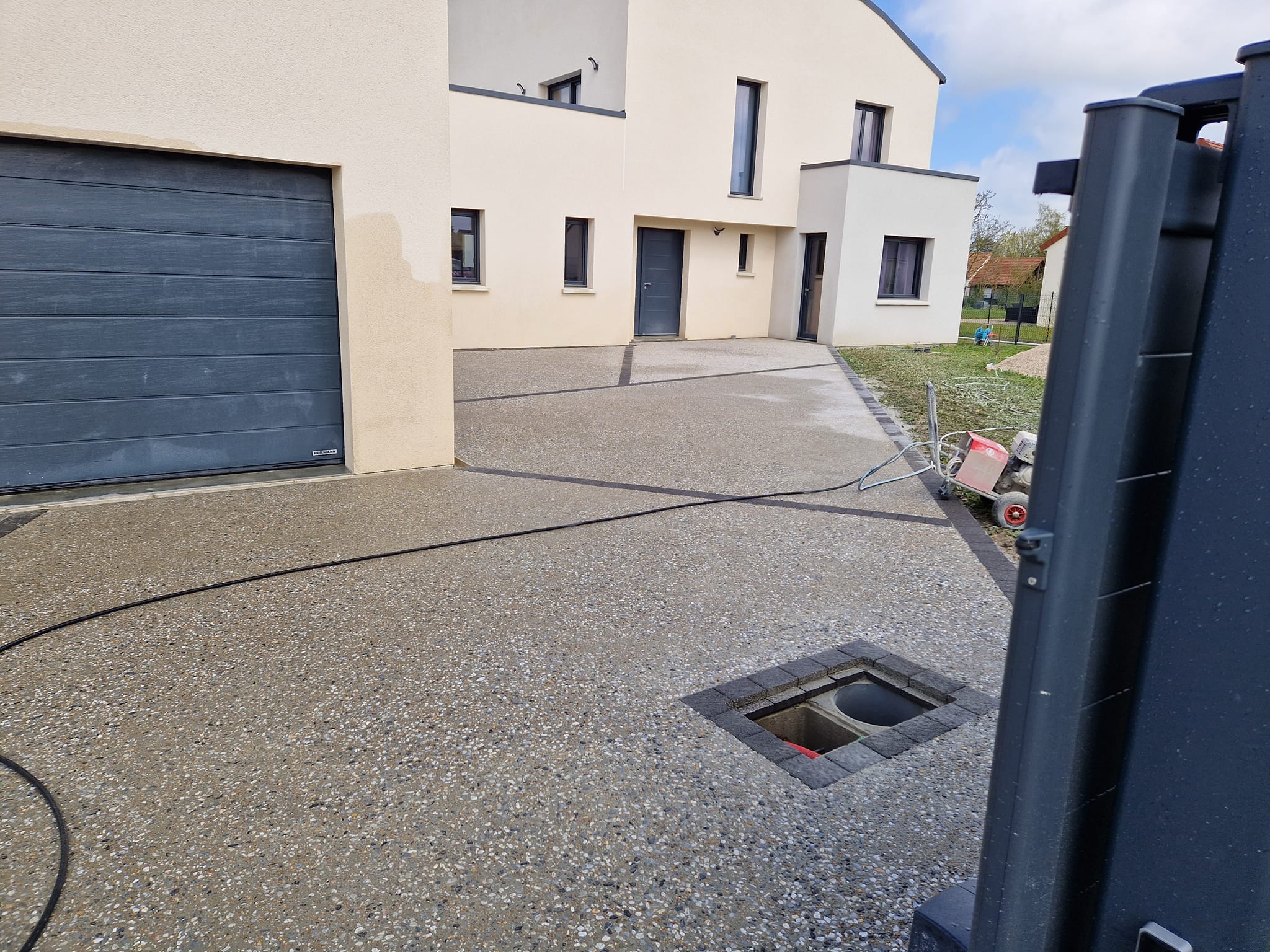 Grande allée de maison en béton désactivé