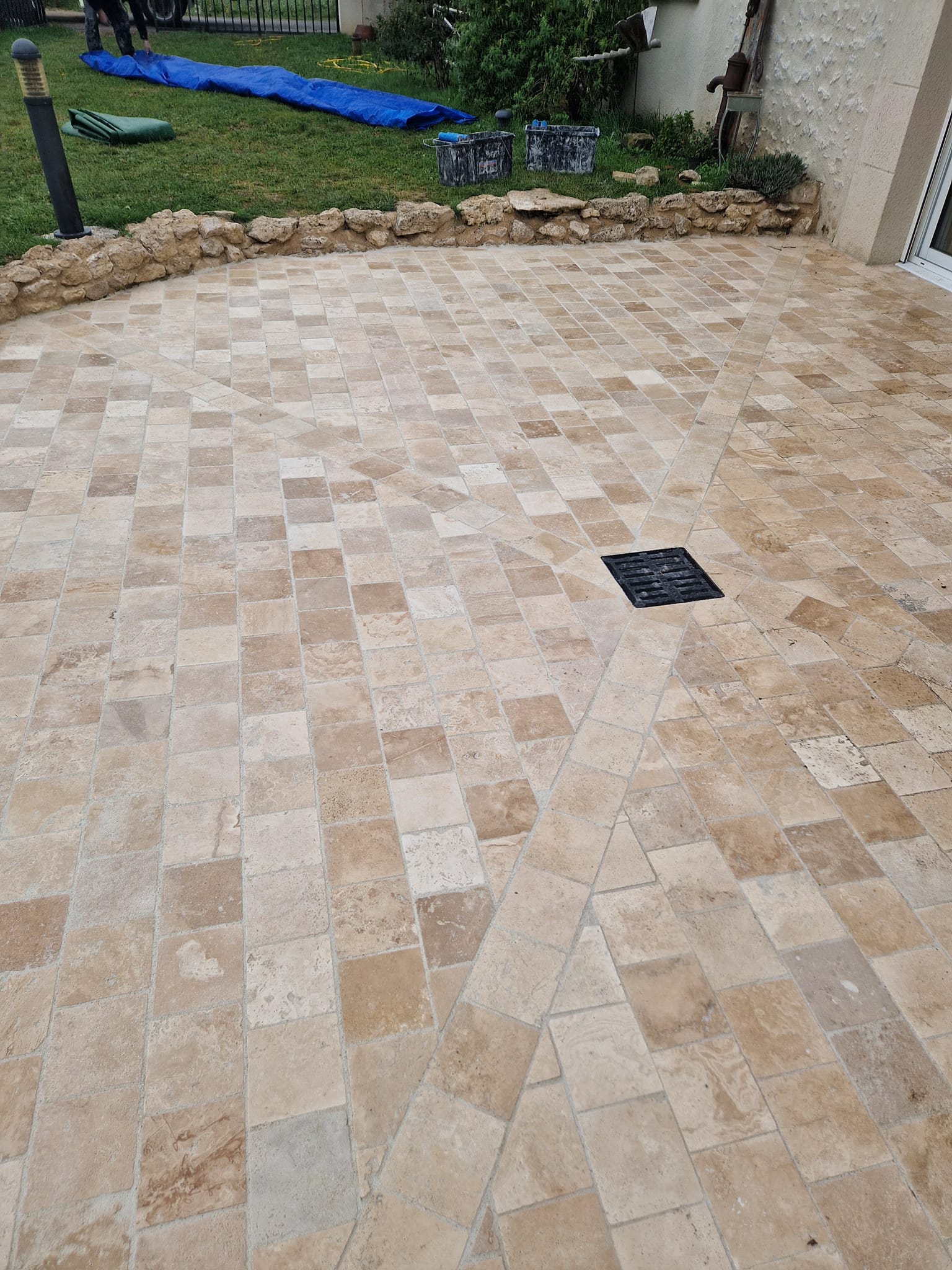Terrasse en pavé avec drain au centre