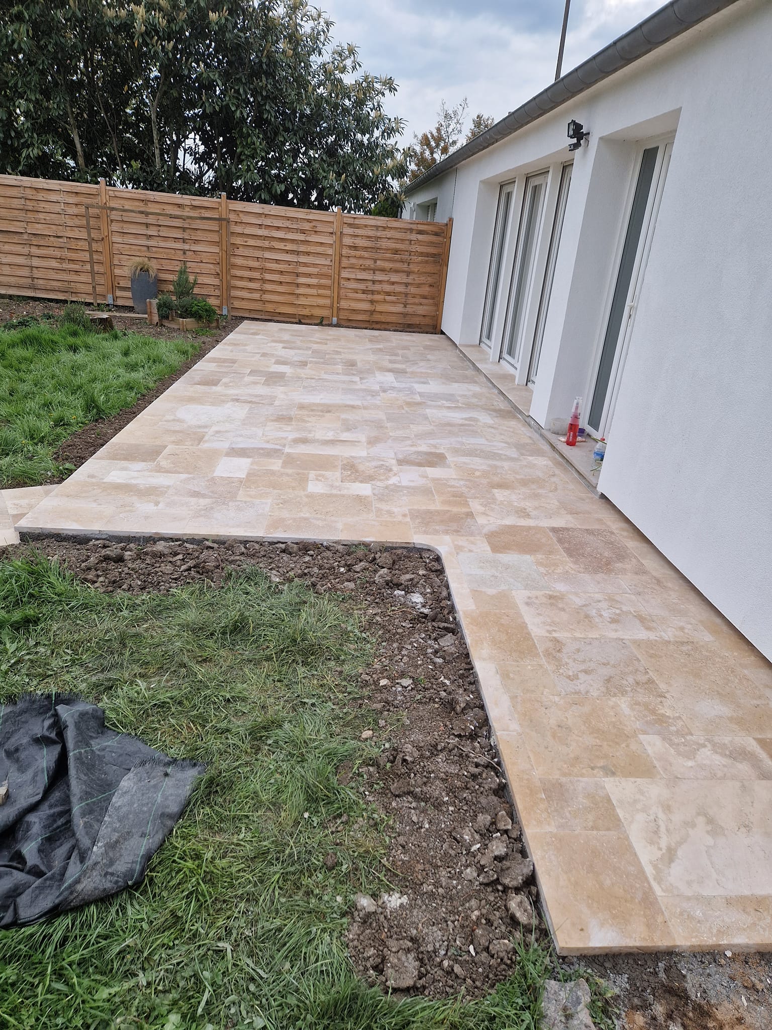 Terrasse en carrelage imitation pierre de différents formats