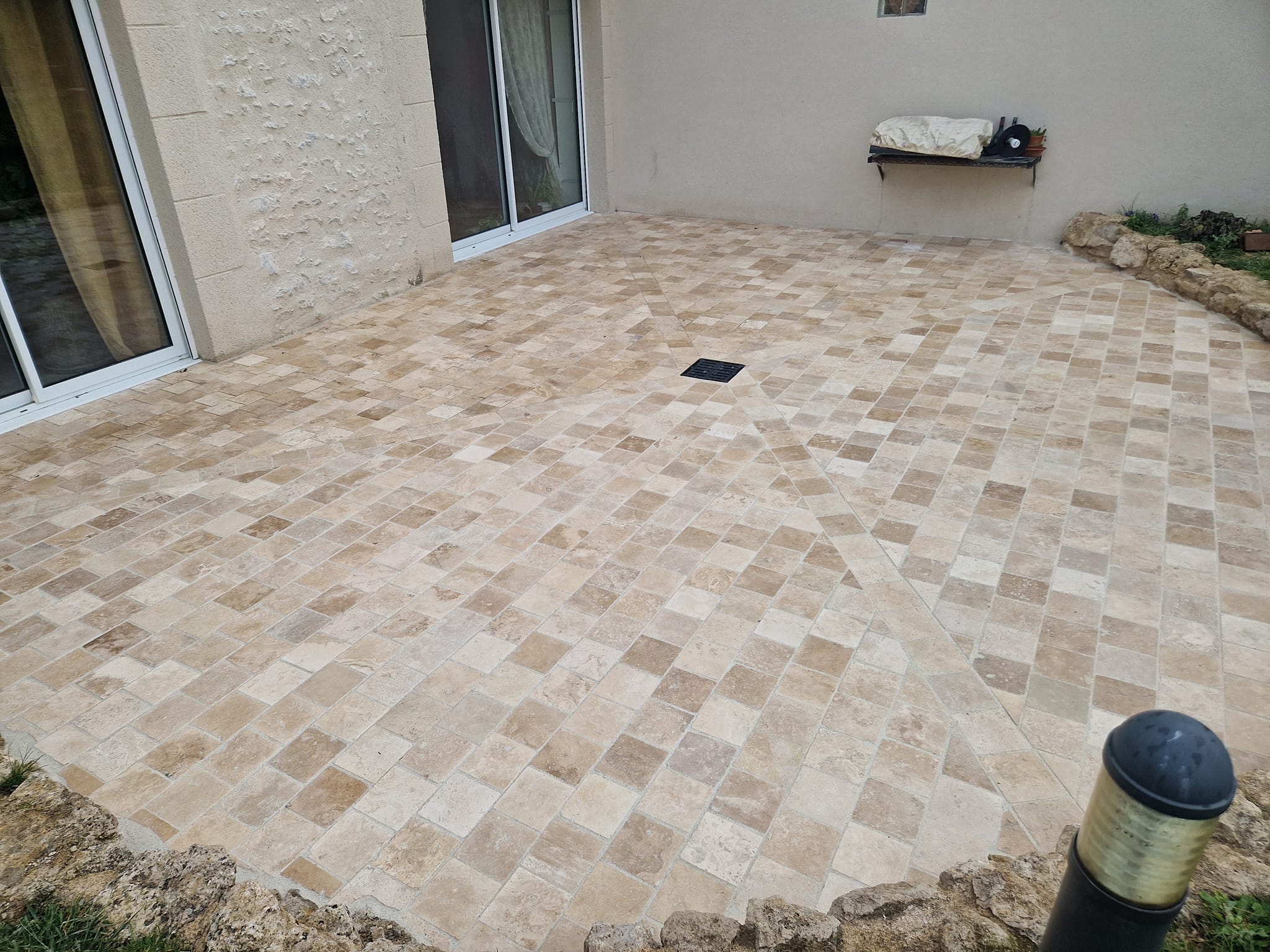 Terrasse en pavé avec drain au centre