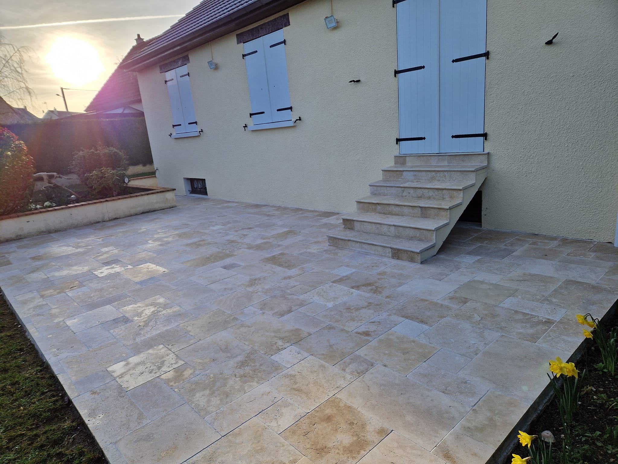 Terrasse en carrelage imitation pierre de différents formats