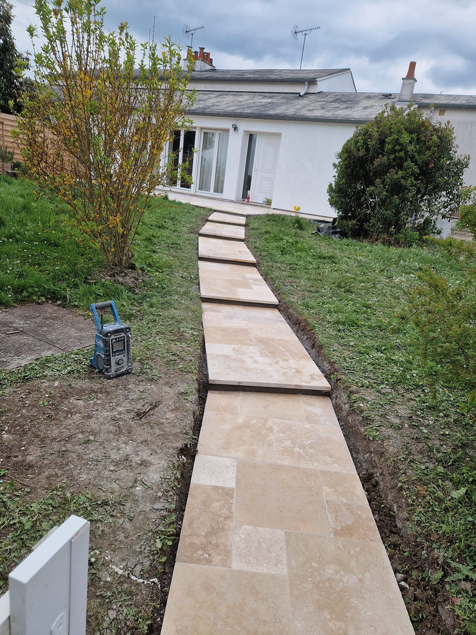 Allée en dalle imitation pierre