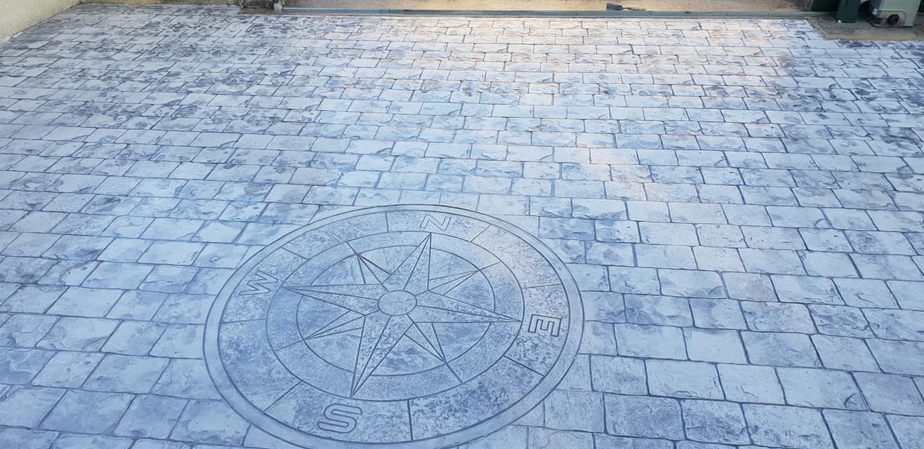 Terrasse en béton imprimé style pavé avec motif rose des vents