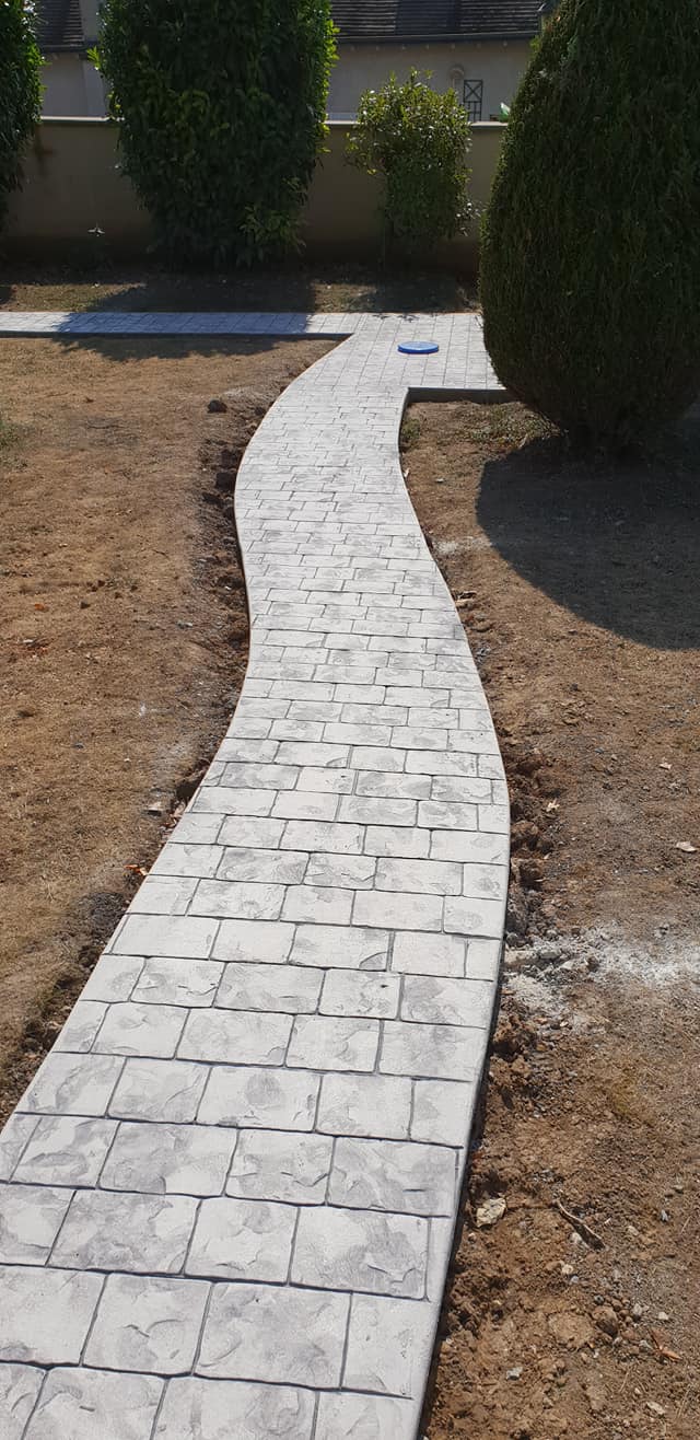 Allée en béton imprimé style pavé