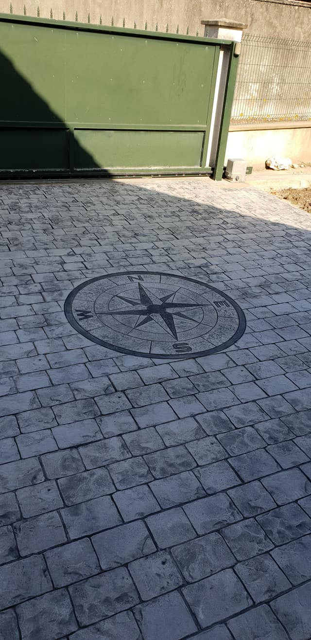 Terrasse en béton imprimé style pavé avec motif rose des vents