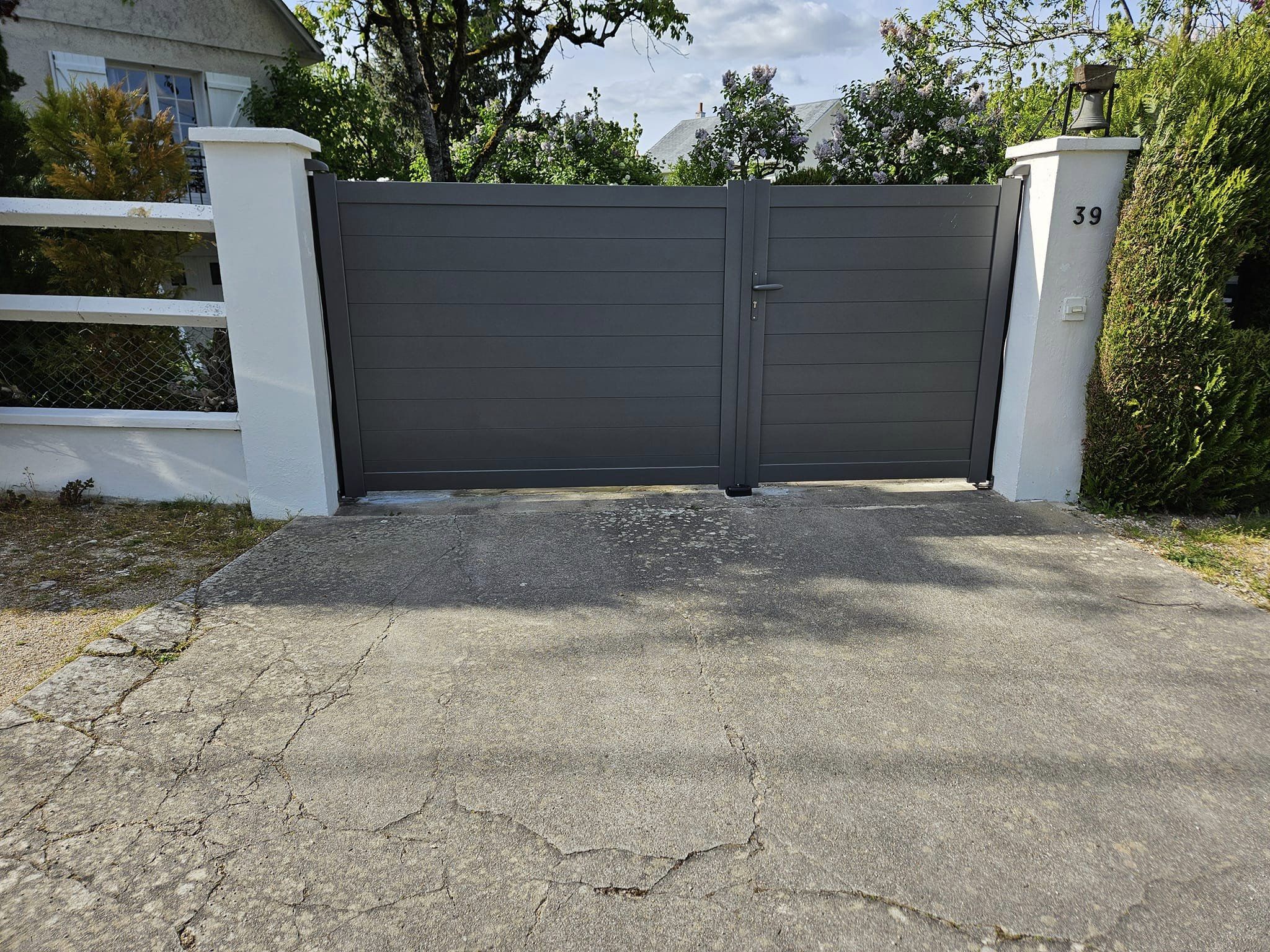Portail battant en aluminium