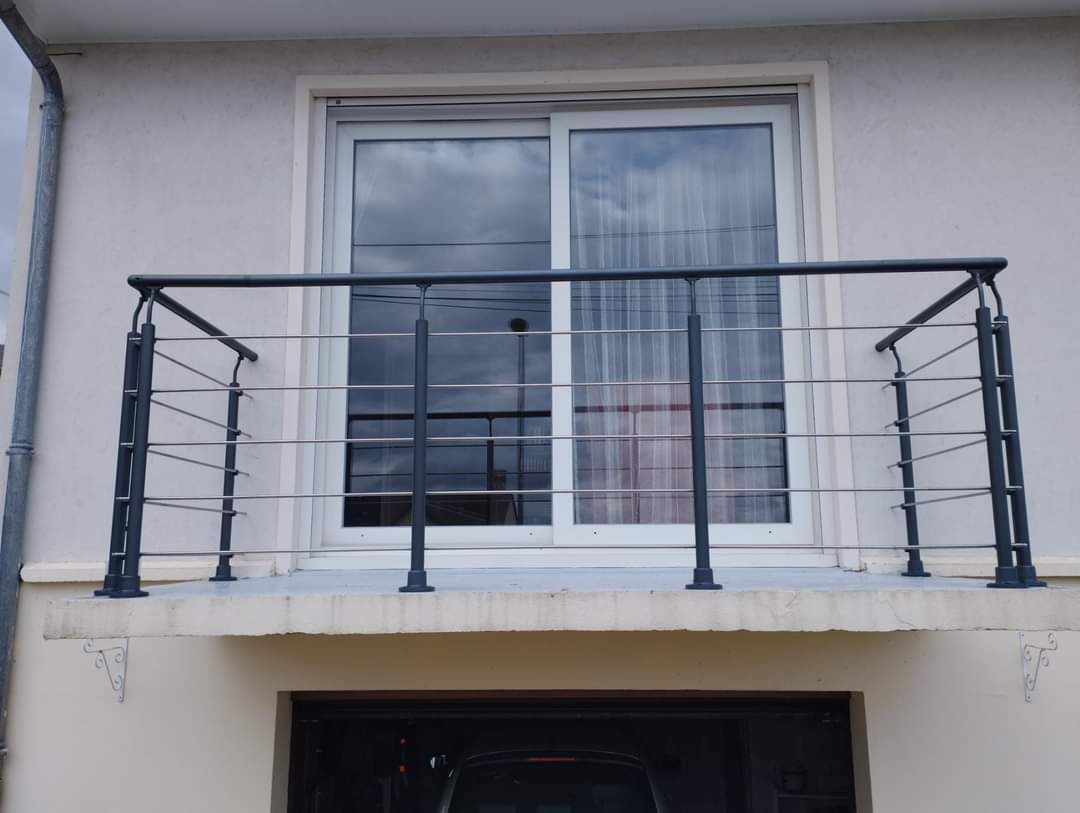 Garde-corps en aluminium sur un balcon