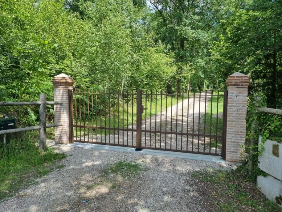 Portail battant fixer sur des colonnes en brique