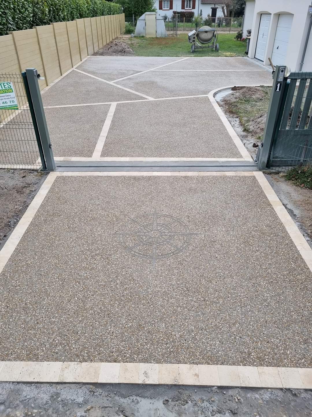 Allée carrossable en béton avec motif rose des vents