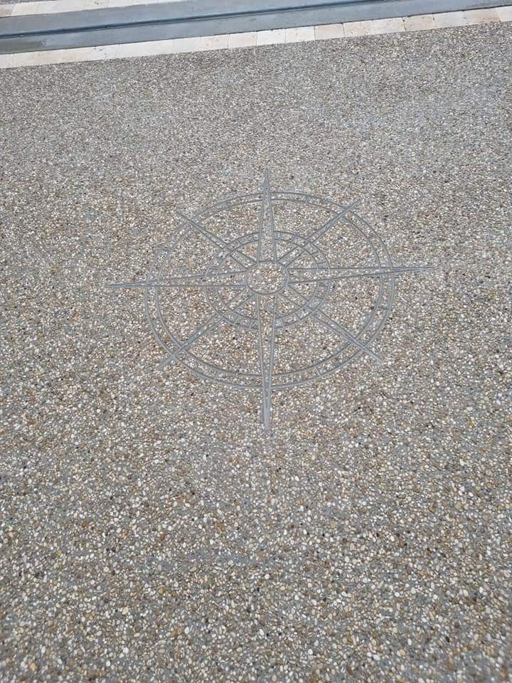 Allée carrossable en béton avec motif rose des vents