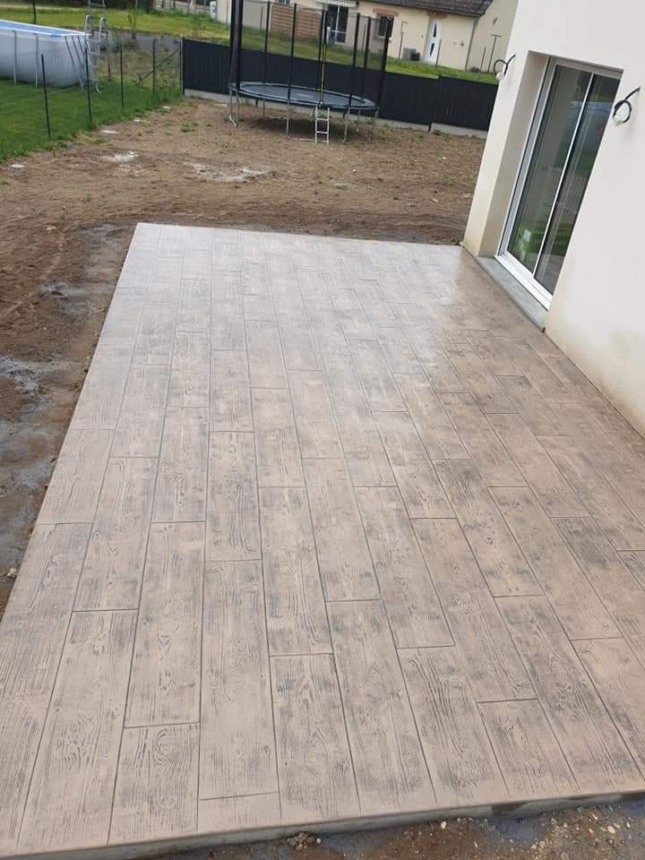 Terrasse en béton imprimé imitation bois