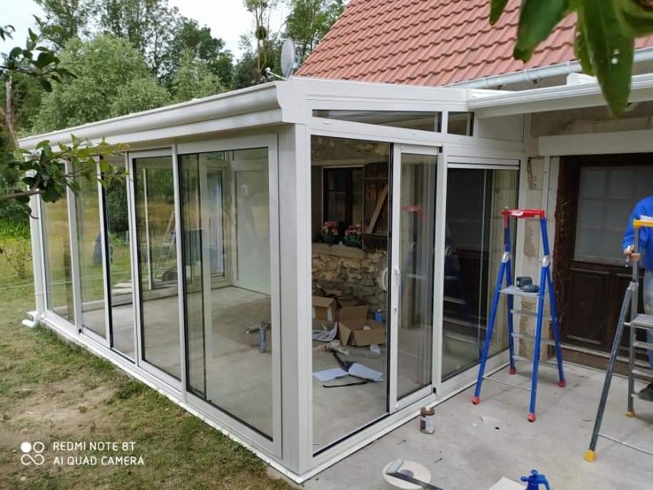 Véranda en aluminium de couleur blanche avec baie coulissante