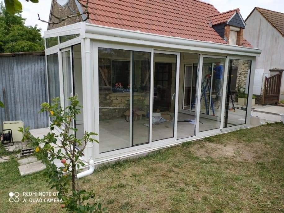 Véranda en aluminium de couleur blanche avec baie coulissante