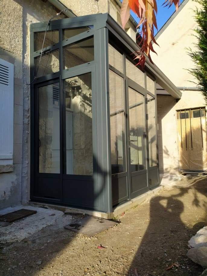 Sas pour entrée de maison en aluminium de couleur noir