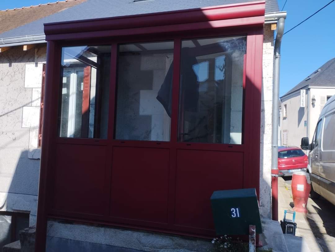 Sas pour entrée de maison en aluminium de couleur rouge