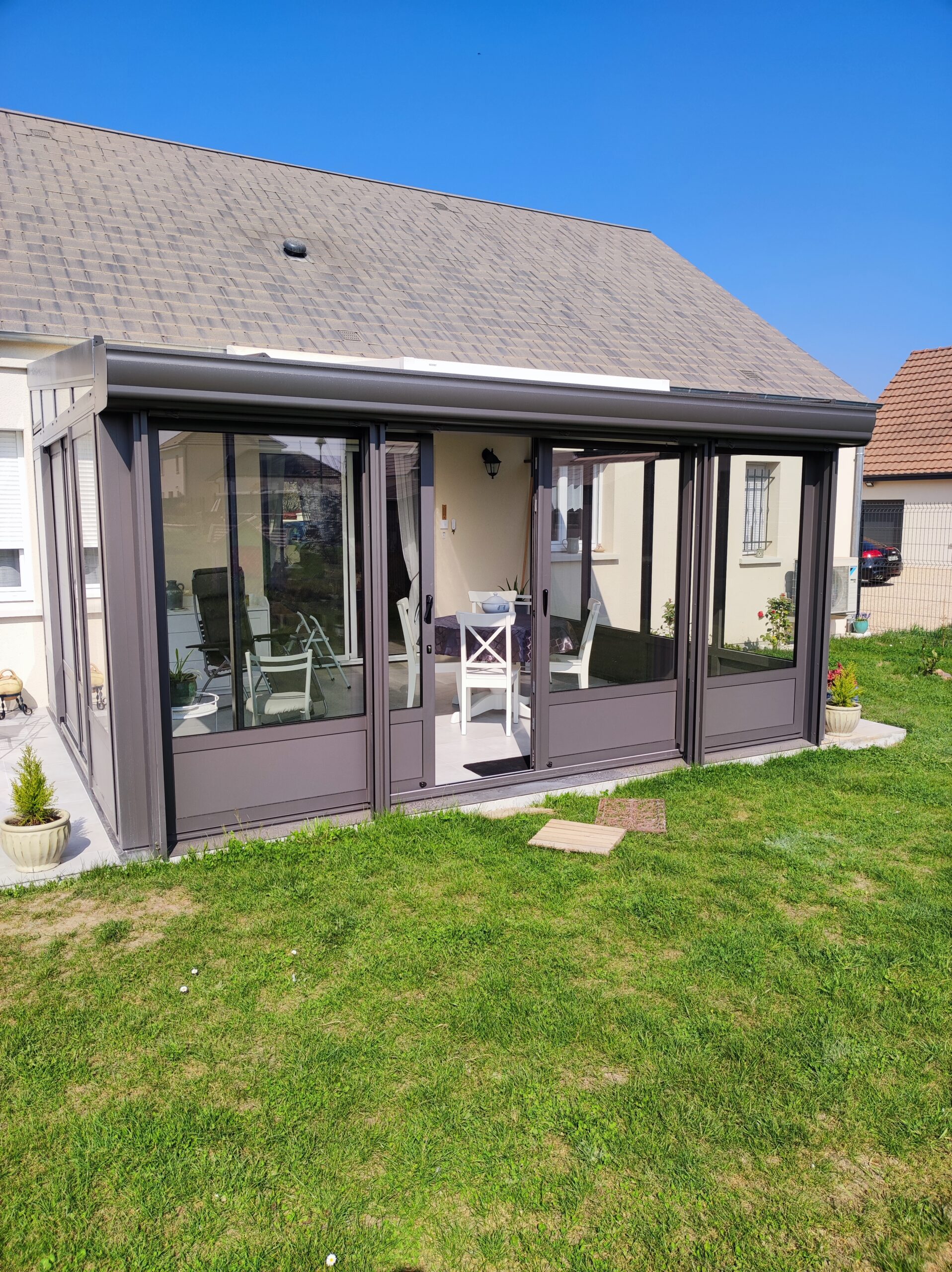 Véranda en aluminium avec store ouvert