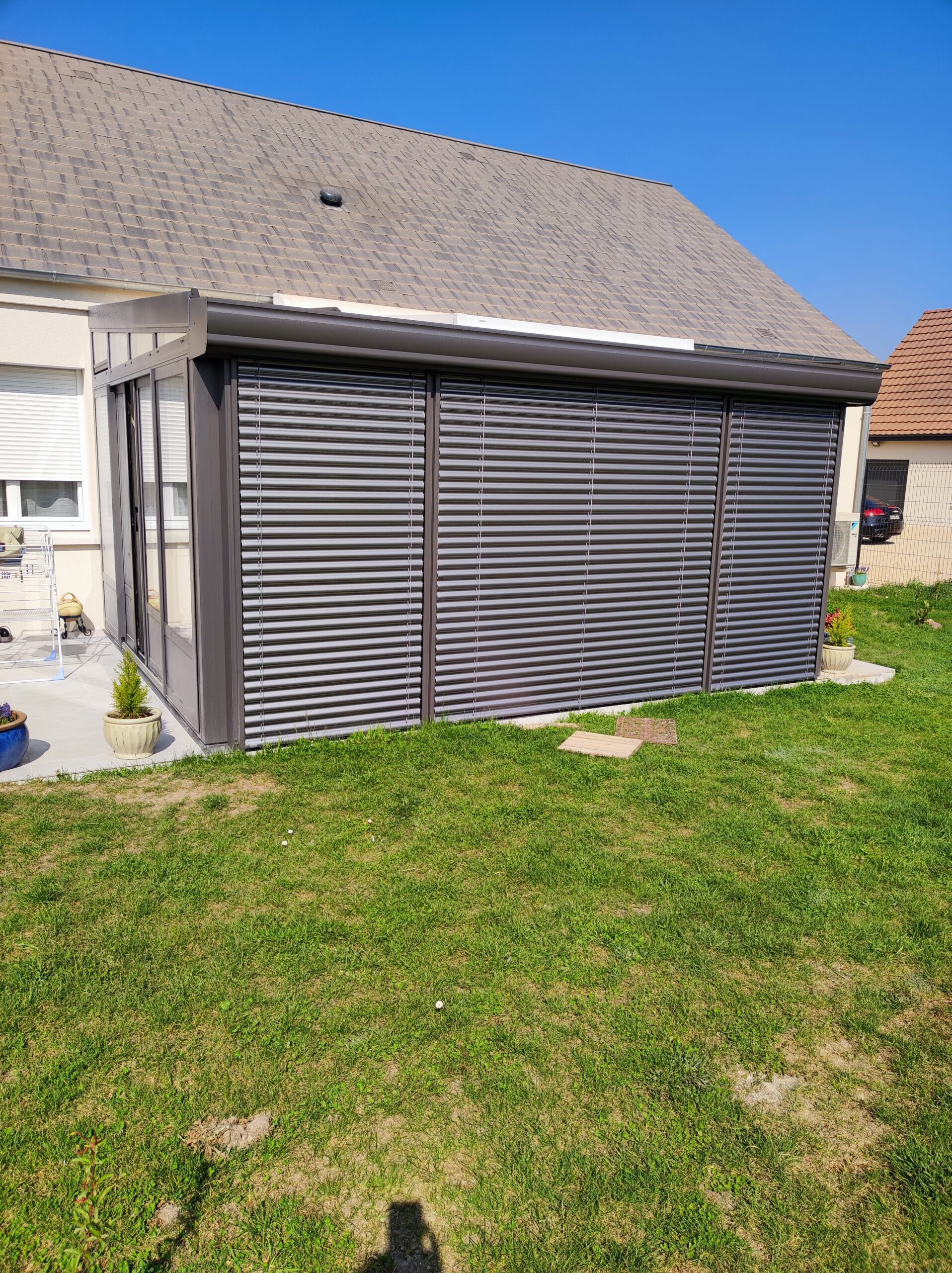 Véranda en aluminium avec store fermé