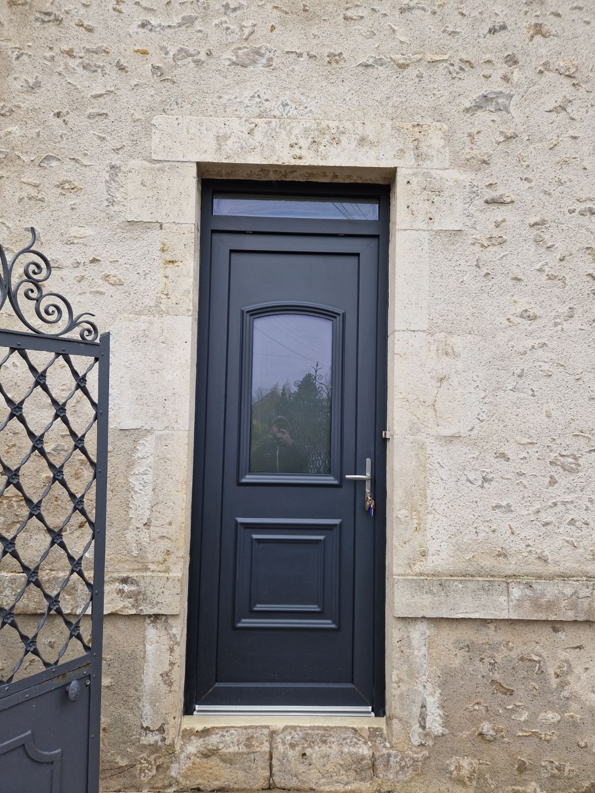 Porte d'entrée en aluminium avec vitrage dépoli vue de l'intérieur