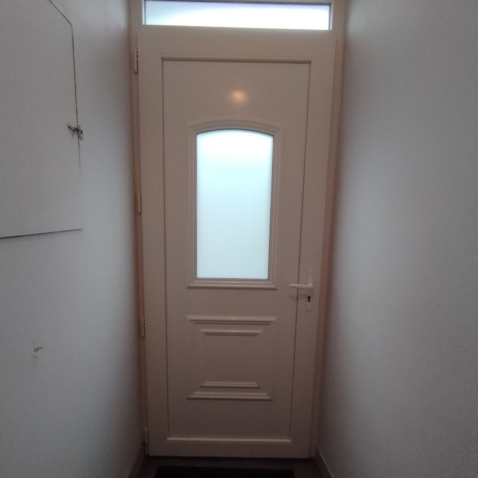 Porte d'entrée avec vitrage dépoli vue de l'intérieur