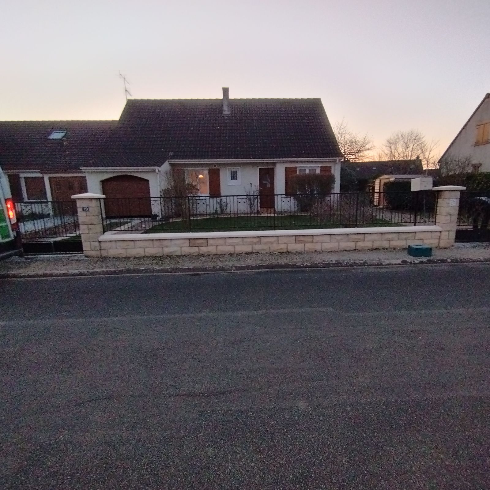 muret en pierre avec clôture en acier avant travaux
