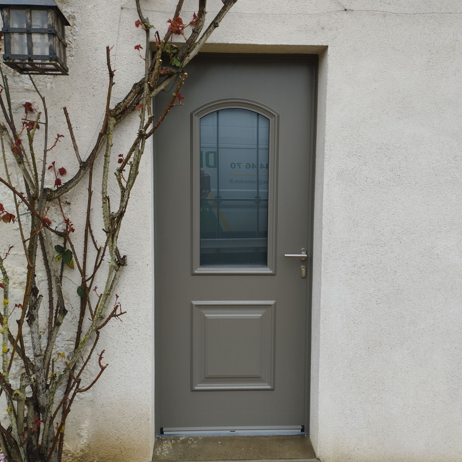 Porte d'entrée grise en aluminium avec vitrage