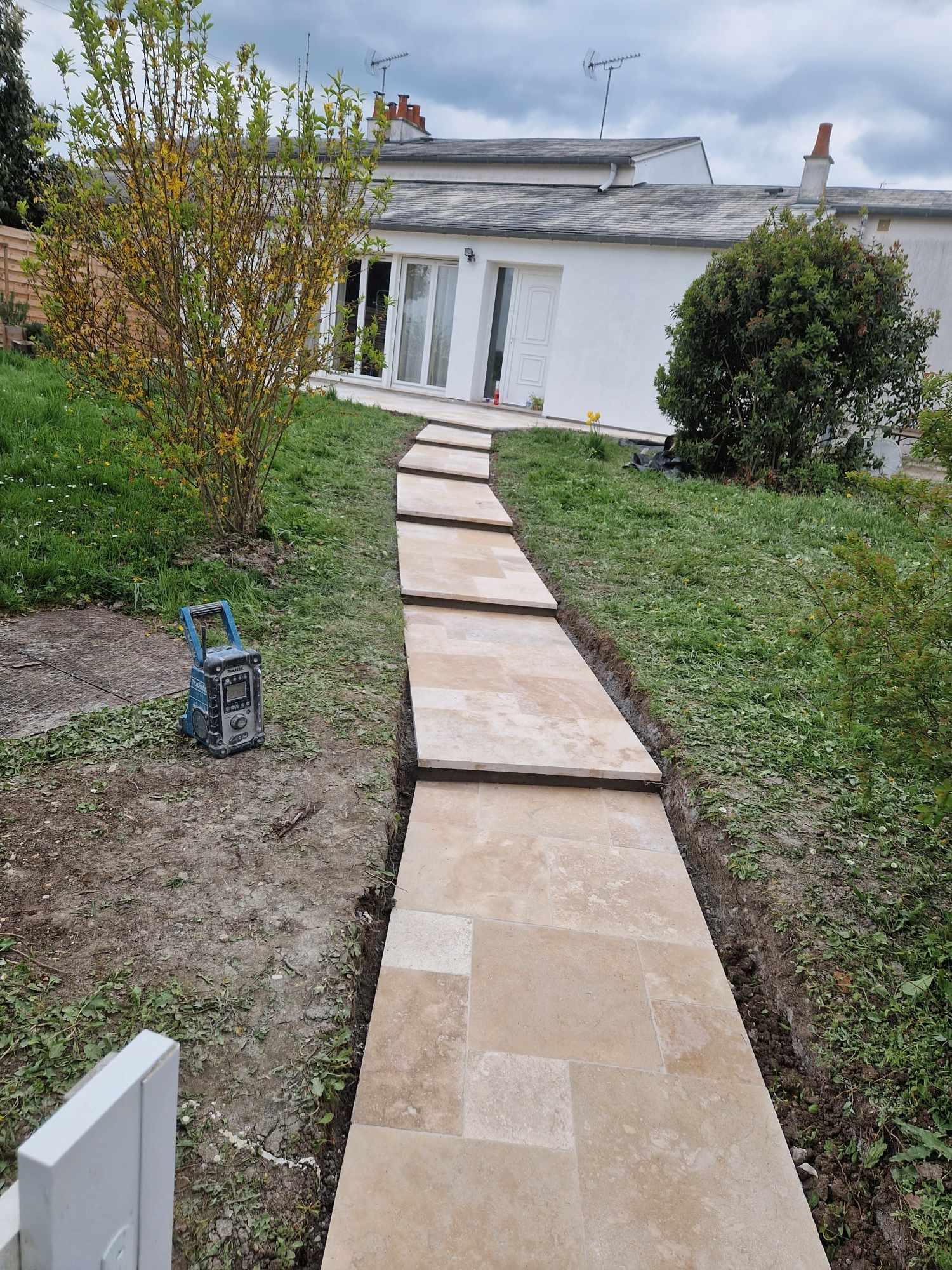 Allée allant de l'entrée du terrain à la terrasse dalle imitation pierre