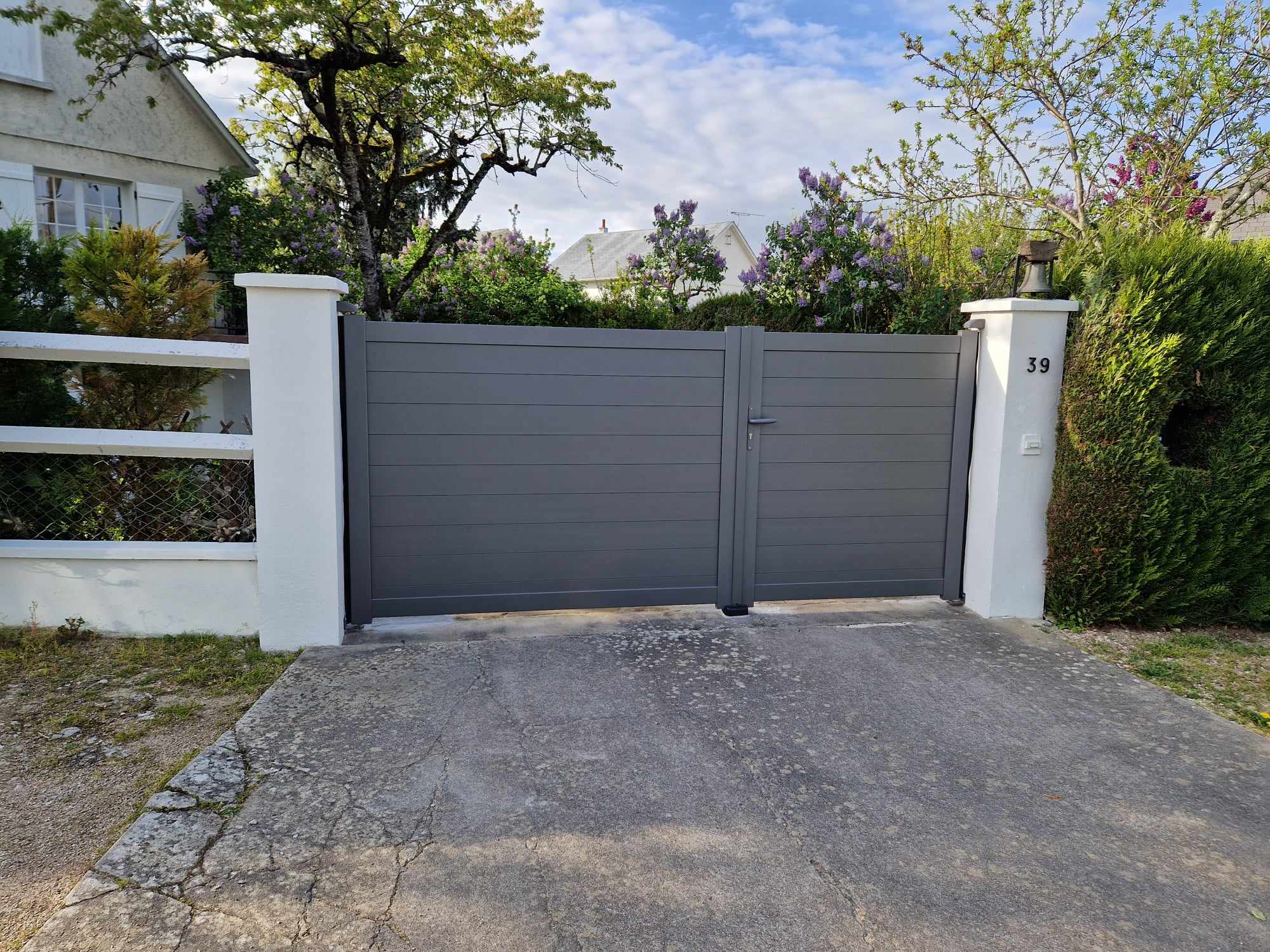 Portail battant en aluminium