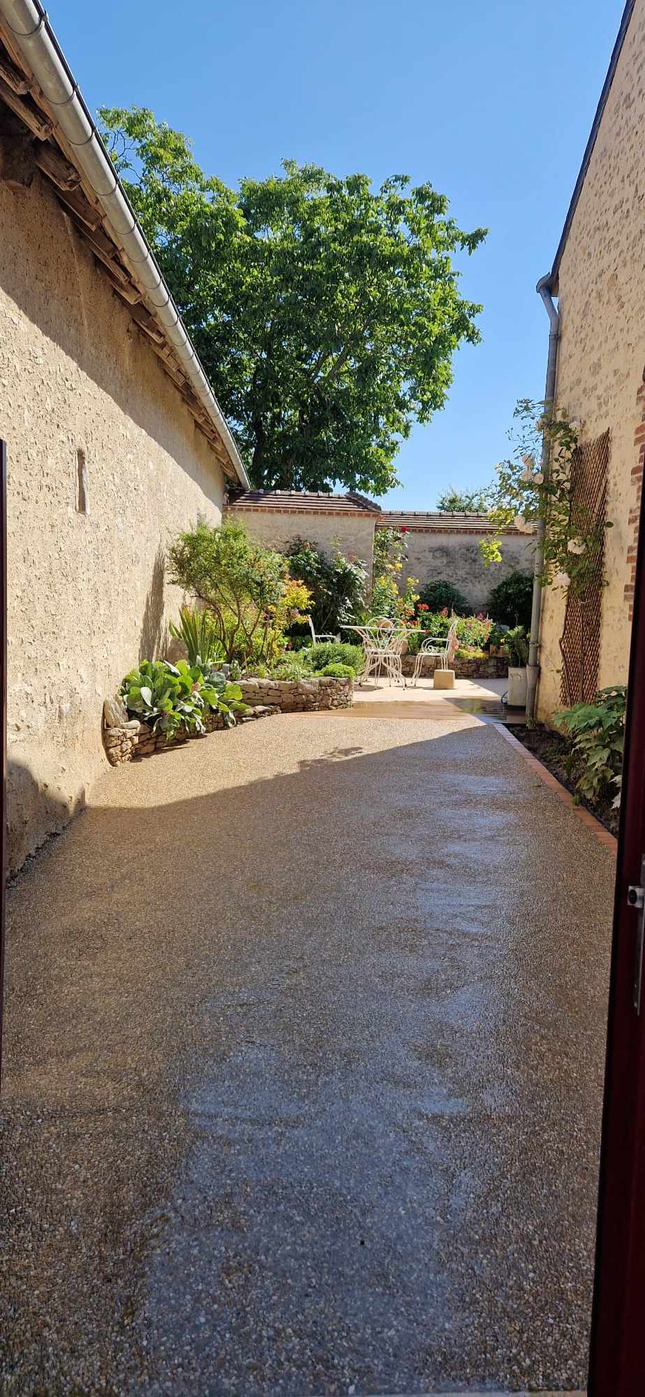 Allée de maison en béton désactivé