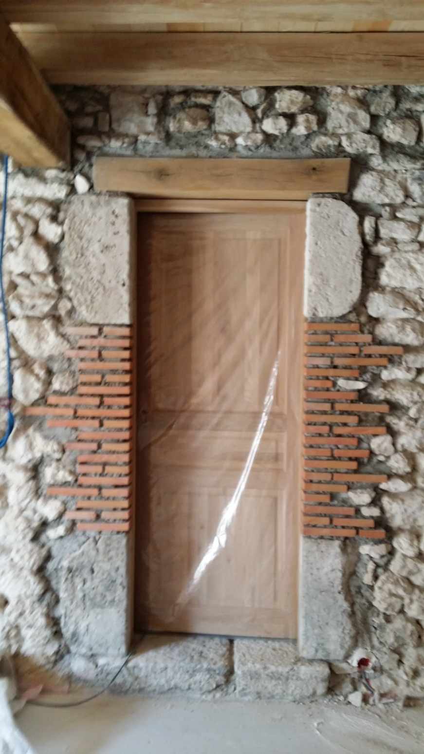 Travaux de maçonnerie et de menuiserie sur une maison en pierre