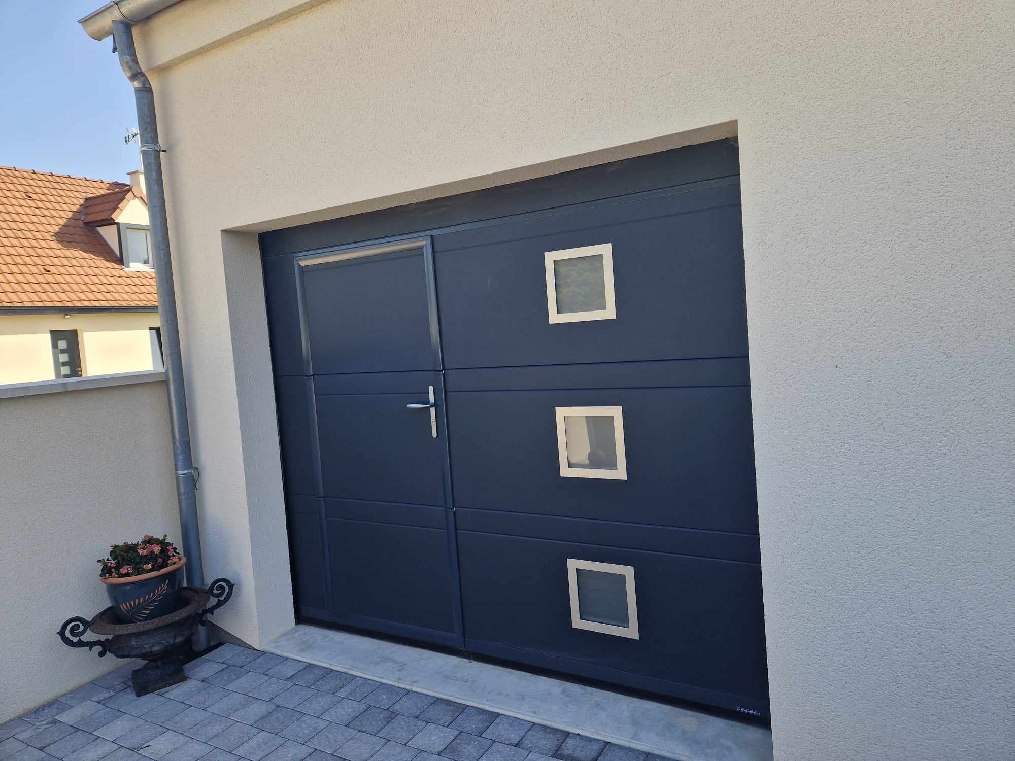 Porte de garage en aluminium avec porte d'entrée intégrée